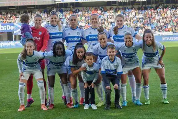 Equipo de la temporada 2022/2023 - Primera temporada profesional